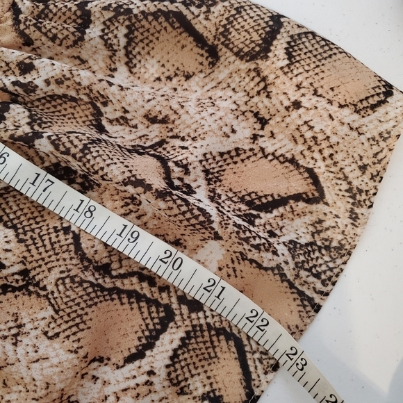 Gilli Shirt Medium Sleeveless Tiered Blouse Brown Tan‎ Snakeprint Keyhole back - Picture 9 of 11